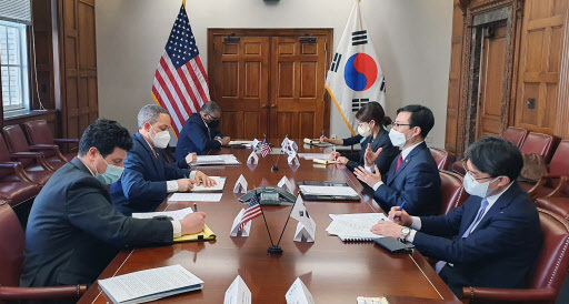 Yeo Han-koo, Minister for Trade of South Korea, is talking with Don Graves, the Deputy Secretary of Commerce of the United States on sanctions against Russia in Washington D.C. last Thursday. (Yonhap)