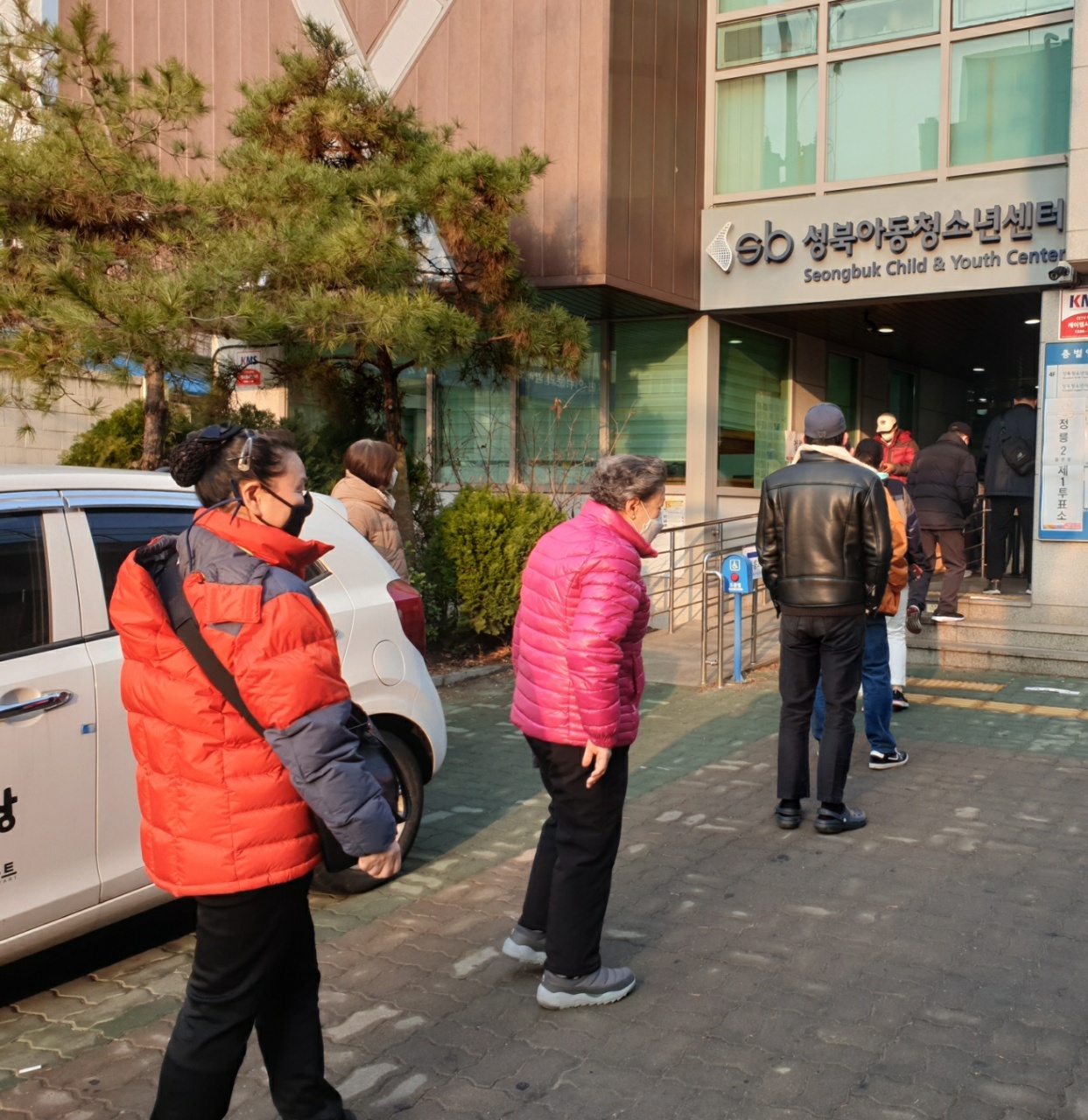 More than 20 people wait in line to cast their ballots at a polling station in Seongbuk Child and Youth Center, northern Seoul, on Wednesday at around 7:00 a.m. (Choi Jae-hee / The Korea Herald)