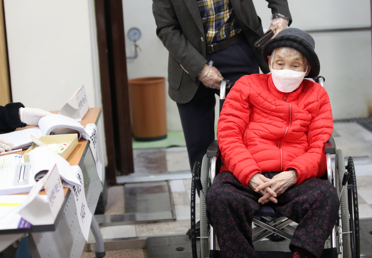 Park Myung-soon, 118, the oldest resident in Gwangju, enters a polling station in a wheelchair in Moonheung-dong, Buk-gu, on Wednesday at around 11:00 a.m. (Yonhap)
