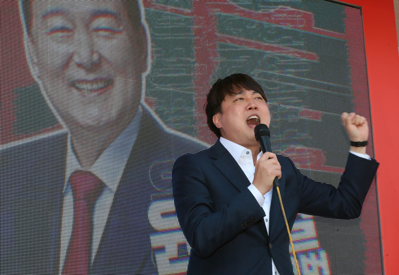 Lee Jun-seok makes a speech while canvassing for People Power Party candidate Yoon Suk-yeol`s election campaign at Chonnam National University in Gwangju, Tuesday. (Yonhap)
