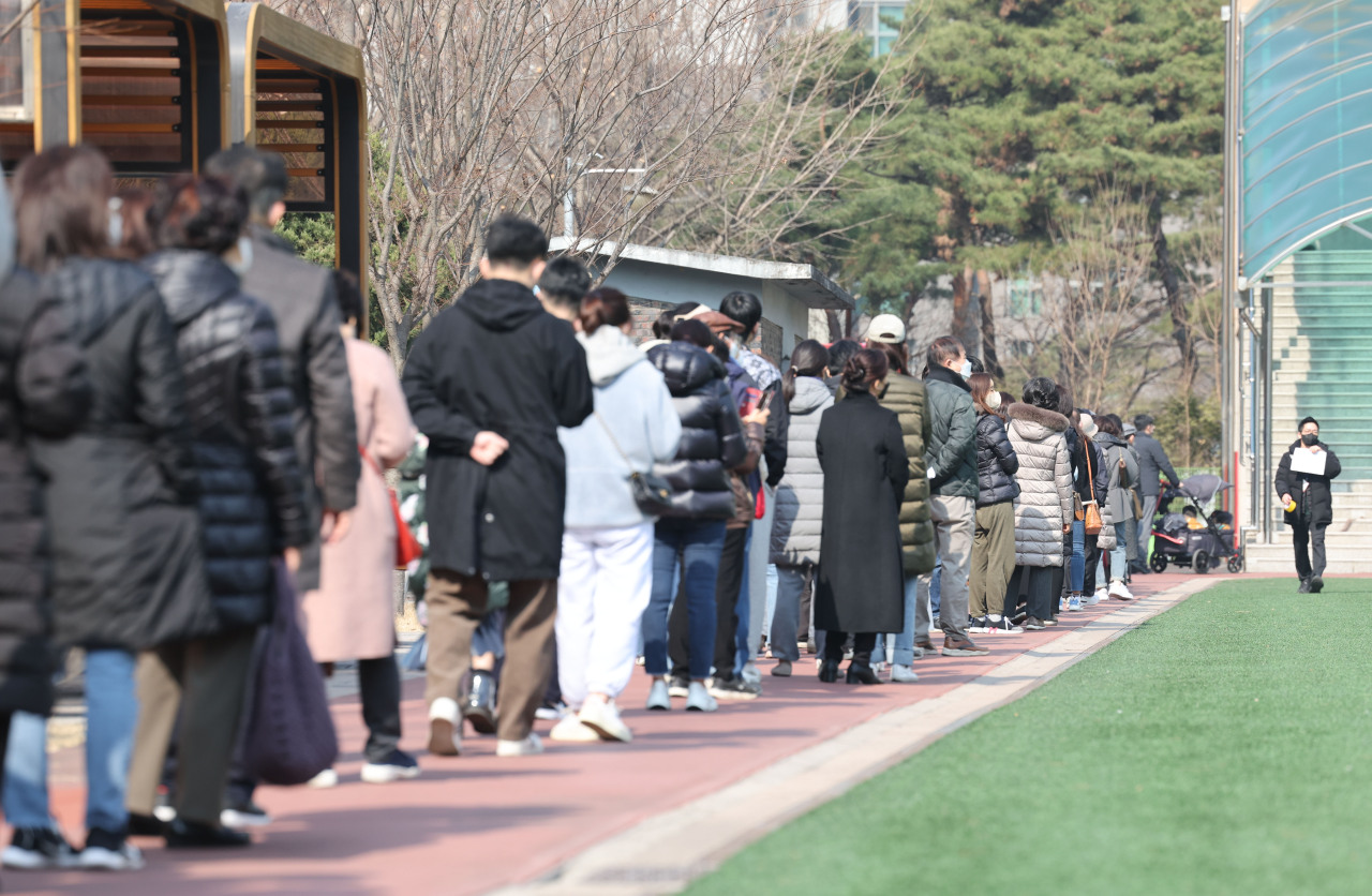 People line up to cast their ballots at a polling station in Banpo-gu, southern Seoul on Wednesday. (Yonhap)