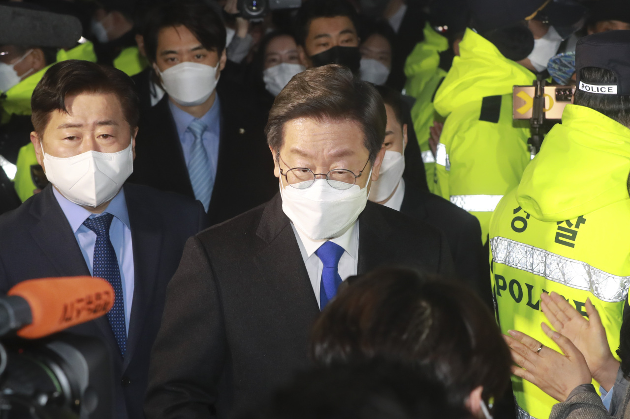 Lee Jae-myung, presidential candidate of the Democratic Party of Korea, enters the liberal party`s headquarters in Yeouido, western Seoul, on early Thursday morning to officially announce his defeat in the 20th presidential election. (Joint Press Corps)
