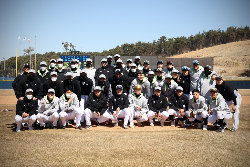Members of the KT Wiz pose for a group photo after completing the first phase of their spring training at Gijang-Hyundai Motor Dream Ballpark in Busan, 450 kilometers southeast of Seoul, on Sunday, in this photo provided by the Wiz. (Wiz)