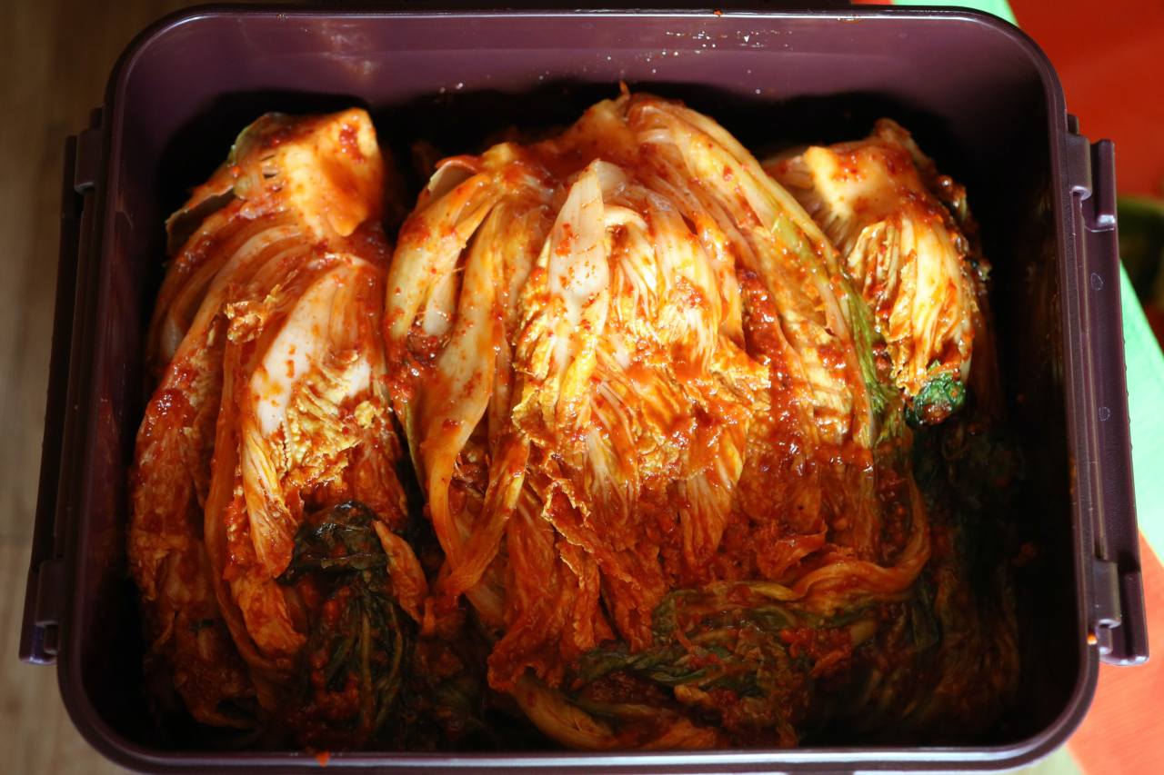 김치는 김치 냉장고용 저장 용기에 보관됩니다.사진 © 강현원