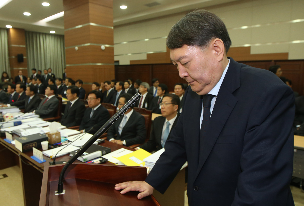 Yoon Suk-yeol answers questions from lawmakers at the audit held at the Seoul High Prosecutors’ Office on Oct. 21, 2013, as the head of the special investigation team into NIS’ interference of the 2012 presidential election. (Yonhap)