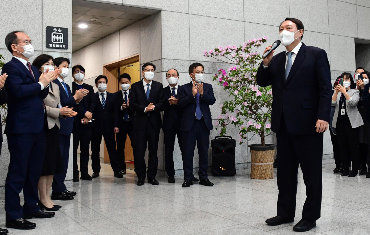 Yoon Suk-yeol makes a speech as he leaves the Supreme Prosecutor’s Office in Seocho-gu, Seoul, on March 4, 2021, after resigning as prosecutor general. (Yonhap)