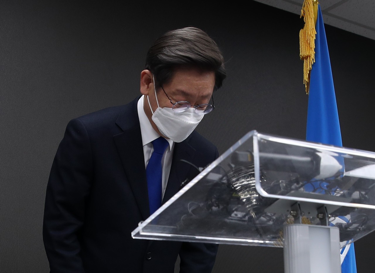 Lee Jae-myung of the liberal Democratic Party of Korea concedes defeat in the 20th presidential election at the party`s headquarters in Yeouido, western Seoul, on early Thursday morning. (Joint Press Corps)
