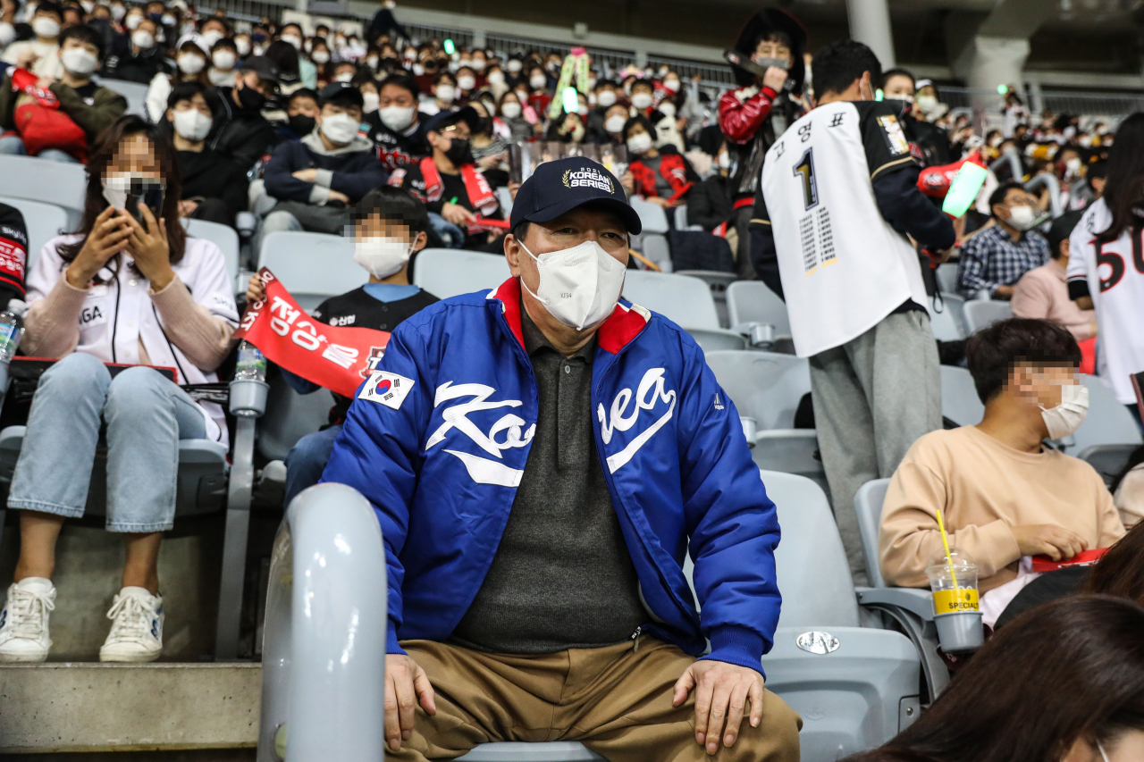 Yoon Suk-yeol watches the match between the Doosan Bears and KT Wiz at he Gocheok Sky Dome in Seoul in November last year. (Yonhap)
