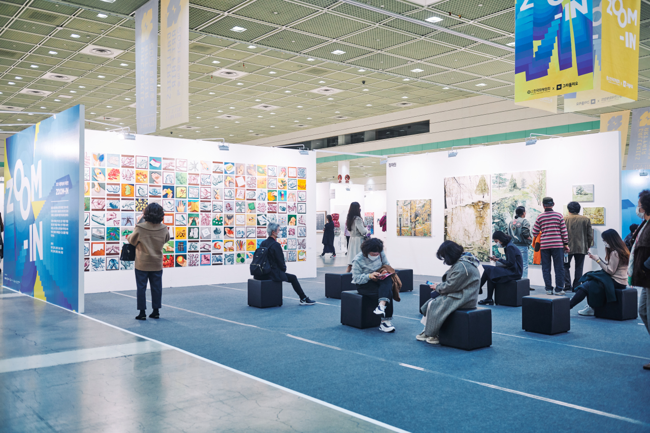 Installation view of “Zoom-In,” a special exhibition showcasing Korea’s emerging artists, at Galleries Art Fair 2021 (Galleries Art Fair 2021)
