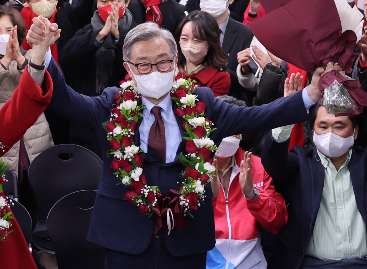 Choe Jae-hyeong of the main opposition People Power Party, celebrates as he was certain to win a parliamentary by-election in Seoul's Jongno, Wednesday. (Yonhap)