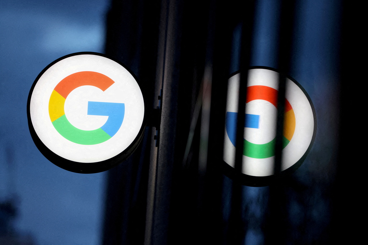 The logo for Google is seen at the Google Store Chelsea in Manhattan, New York City, U.S., November 17, 2021. (Reuters-Yonhap)
