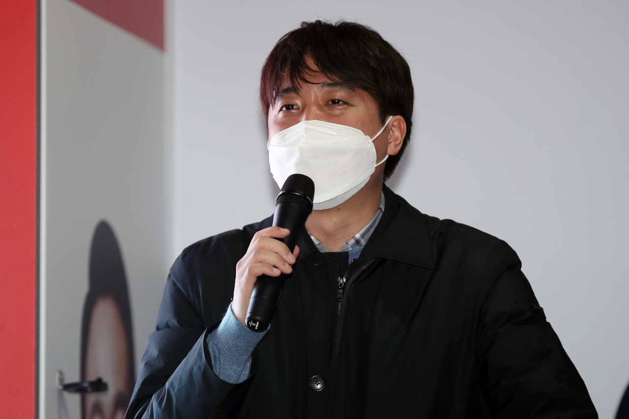 Lee Jun-seok, head of the main opposition People Power Party, speaks at a rally in Gwangju, 330 kilometers southwest of Seoul, on Thursday, to thank voters for supporting the party's candidate Yoon Suk-yeol in winning the presidential race. (Yonhap)