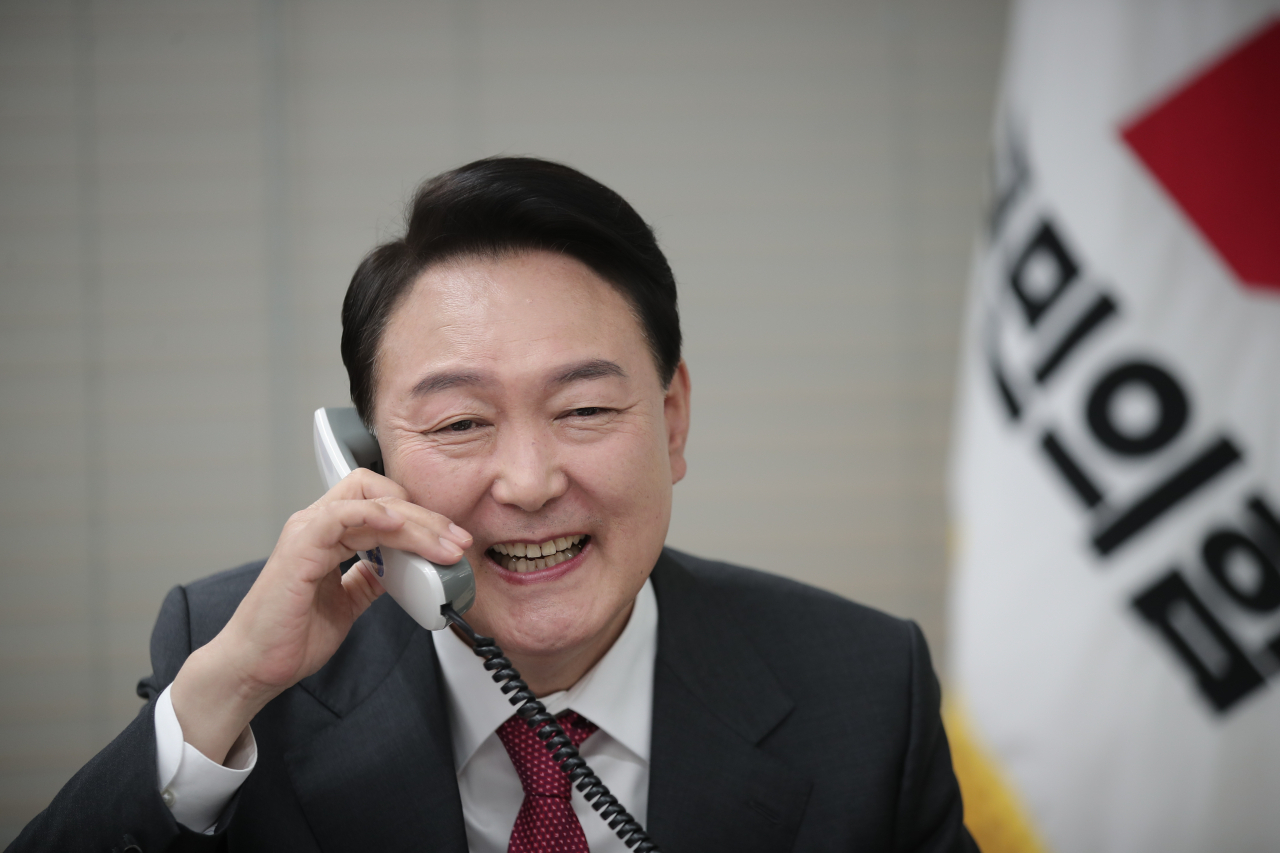 President-elect Yoon Suk-yeol speaks by phone with Japanese Prime Minister Fumio Kishida at the headquarters of the main opposition People Power Party in Seoul on Friday, in this photo released by the party. (People Power Party)