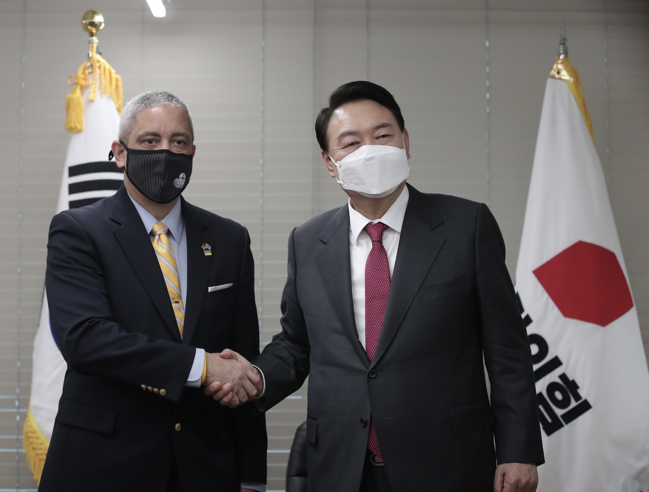 President-elect Yoon Suk-yeol (right) poses for a photo with Christopher Del Corso, charge d`affaires ad interm at the US Embassy in Seoul, during the two`s meeting held at the People Power Party headquarters in Yeouido, western Seoul, on Friday. (People Power Party)