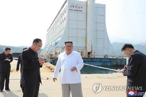 North Korean leader Kim Jong-un (C) inspects the Mount Kumgang resort on the east coast, in this photo provided by the Korean Central News Agency (KCNA) on Oct. 23, 2019. (Yonhap)