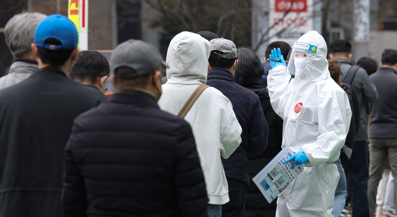 Citizens wait in line to receive COVID-19 tests at a testing center in eastern Seoul on Saturday. (Yonhap)