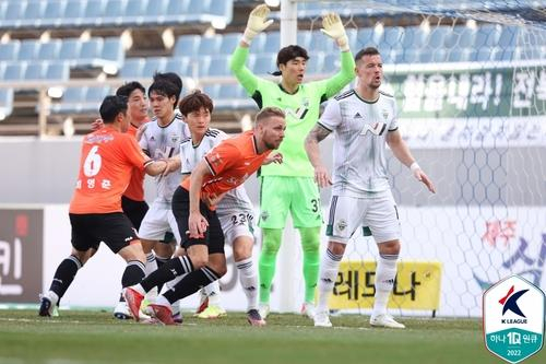 This photo provided by the Korea Professional Football League on Saturday, shows Jeonbuk Hyundai Motors (in white) in action against Jeju United during a K League 1 match at Jeju World Cup Stadium in Seogwipo, Jeju Island. (KPFL)