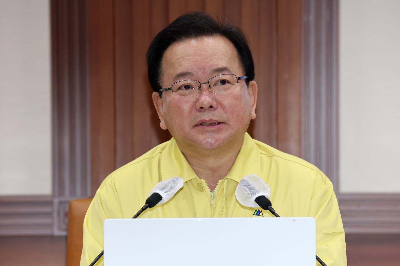 Prime Minister Kim Boo-kyum speaks at a COVID-19 response meeting in Seoul on Friday. (Yonhap)