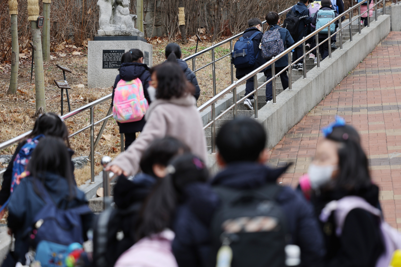 Students arrive at an elementary school in Seoul on Monday. (Yonhap)