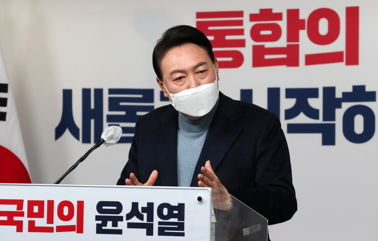 President-elect Yoon Suk-yeol answers reporters' questions during a press briefing at the headquarters of his People Power Party in Seoul on Sunday (Yonhap)