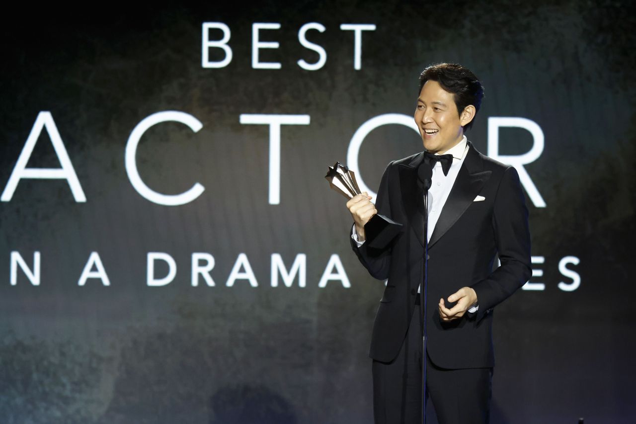 Lee Jung-jae accepts the best actor in a drama series prize for his role Gi-hun in “Squid Game” during the 27th Annual Critics Choice Awards in Los Angeles on Monday. (AFP-Yonhap)