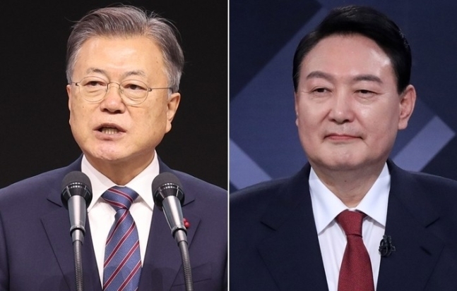 President Moon Jae-in (left) and President-elect Yoon Suk-yeol (Yonhap)