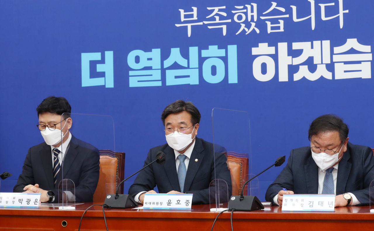 Rep. Yun Ho-jung, head of the emergency steering committee for the liberal Democratic Party of Korea, speaks during a meeting Monday. (Joint Press Corps)