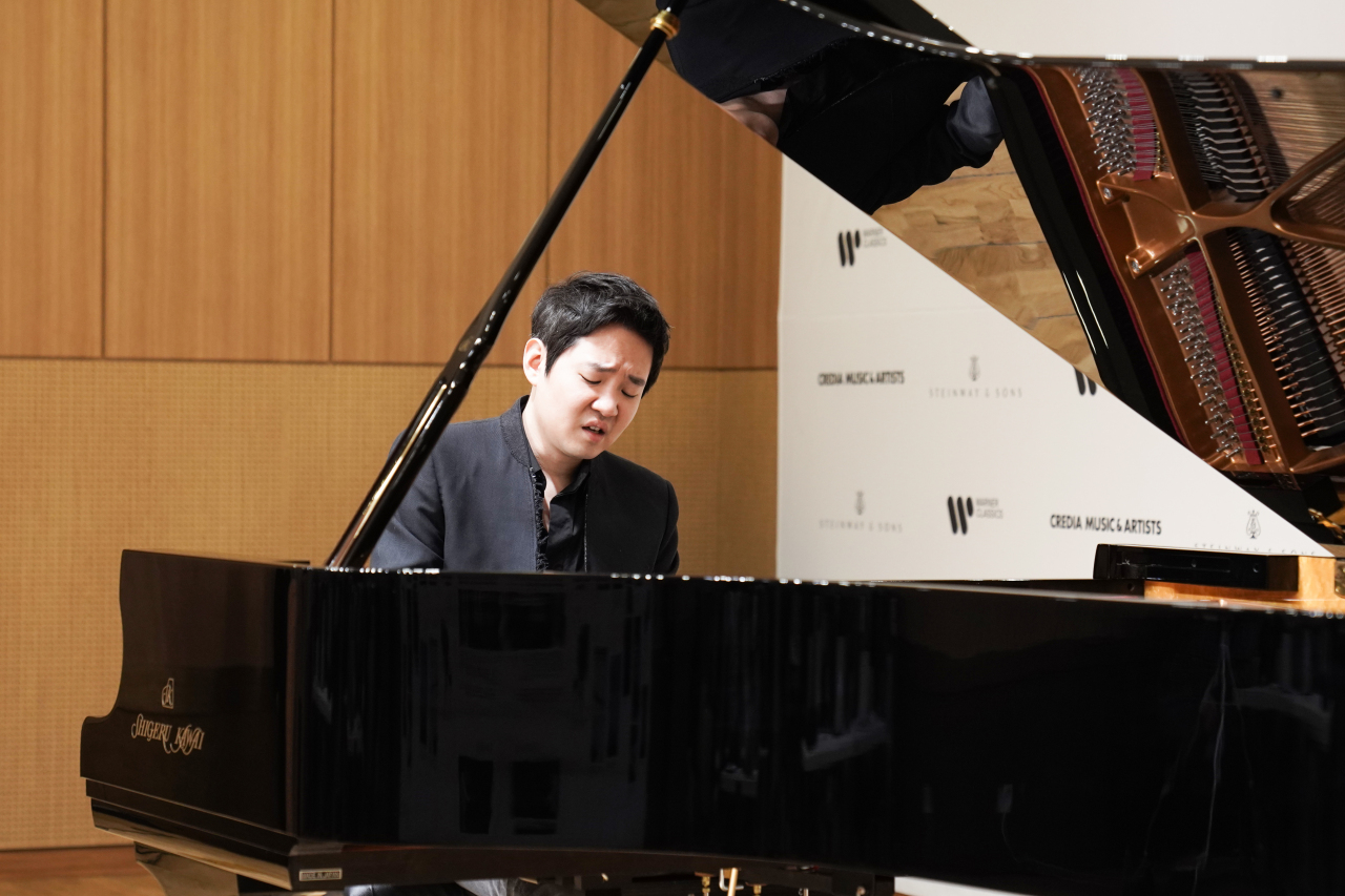 Pianist Lim Dong-hyek plays Shubert’s Piano Sonata No. 21, D, 960 before a press conference held at Cosmos Art Hall in southern Seoul on Tuesday. (Credia)