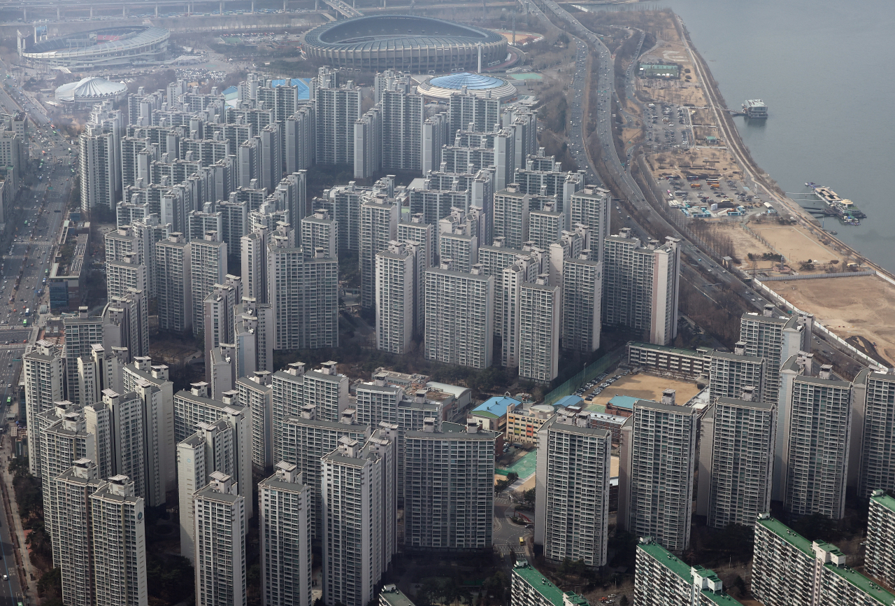 A view of apartment complexes in Jamsil-dong, Seoul last Thursday (Yonhap)