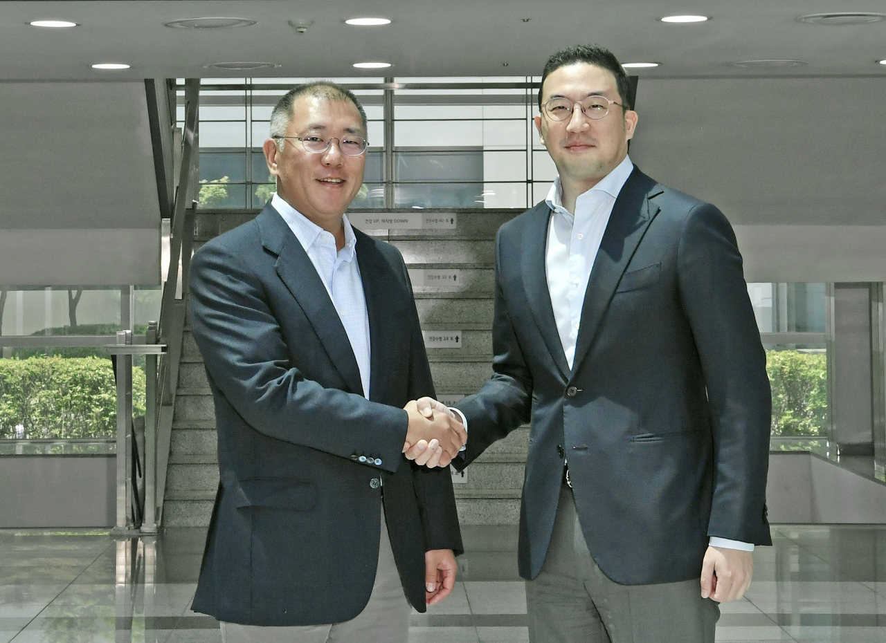 Hyundai Motor Group Chairman Chung Euisun (left) and LG Group Chairman Koo Kwang-mo pose after a business meeting on EV partnerships back in 2020. (Yonhap)