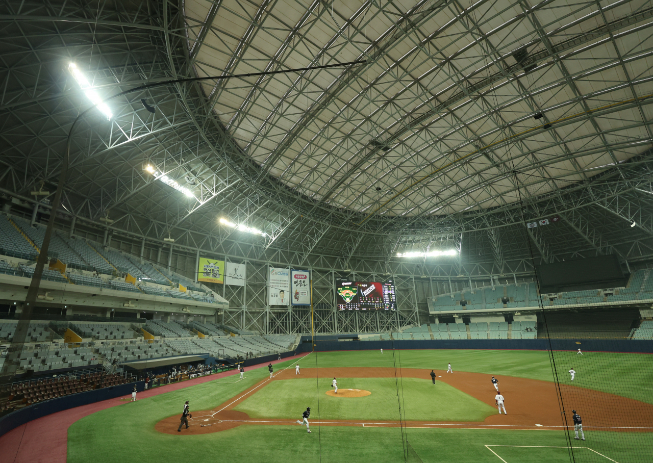 A Korea Baseball Organization preseason game between the Doosan Bears and the Kiwoom Heroes is under way at Gocheok Sky Dome in Seoul on Sunday. (Yonhap)