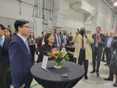 South Korean Trade Minister Yeo Han-koo (L) and US Trade Representative Katherine Tai (second from L) listen to presentations by company officials during their joint visit to a SK Siltron CSS factory in Auburn, Michigan on Wednesday. (Yonhap)