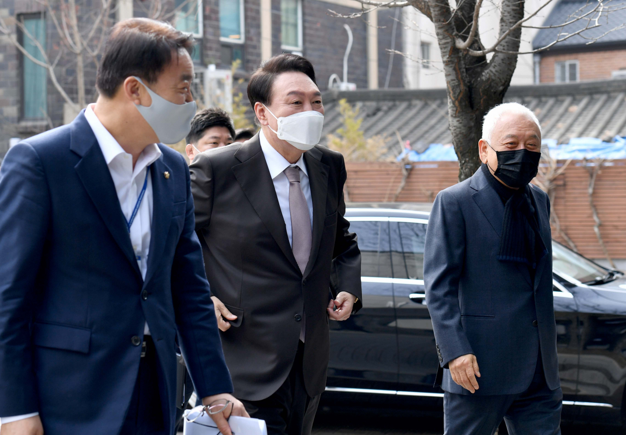 President-elect Yoon Suk-yeol (C) heads to his office in Seoul on Thursday. (Yonhap)