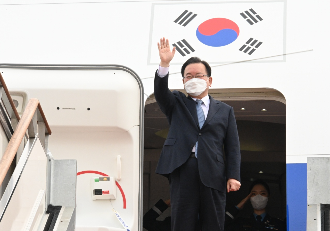 Prime Minister Kim Boo-kyum waves at Seoul Airport in Seongnam, just south of the capital city, on Thursday, ahead of his five-day trip to Turkey and Qatar, in this photo released by the prime minister's office. (Prime minister's office)