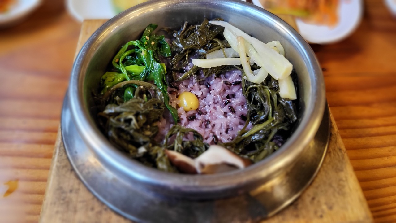 Namul served in a hot black earthenware pot(Kim Hae-yeon/The Korea Herald)