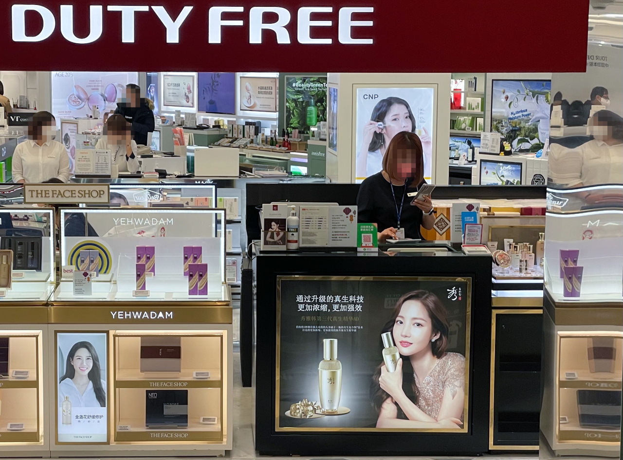 Duty-free purchase limit for shoppers traveling abroad scrapped by gov't to help duty-free industry recover from COVID-19 fallout (Yonhap)