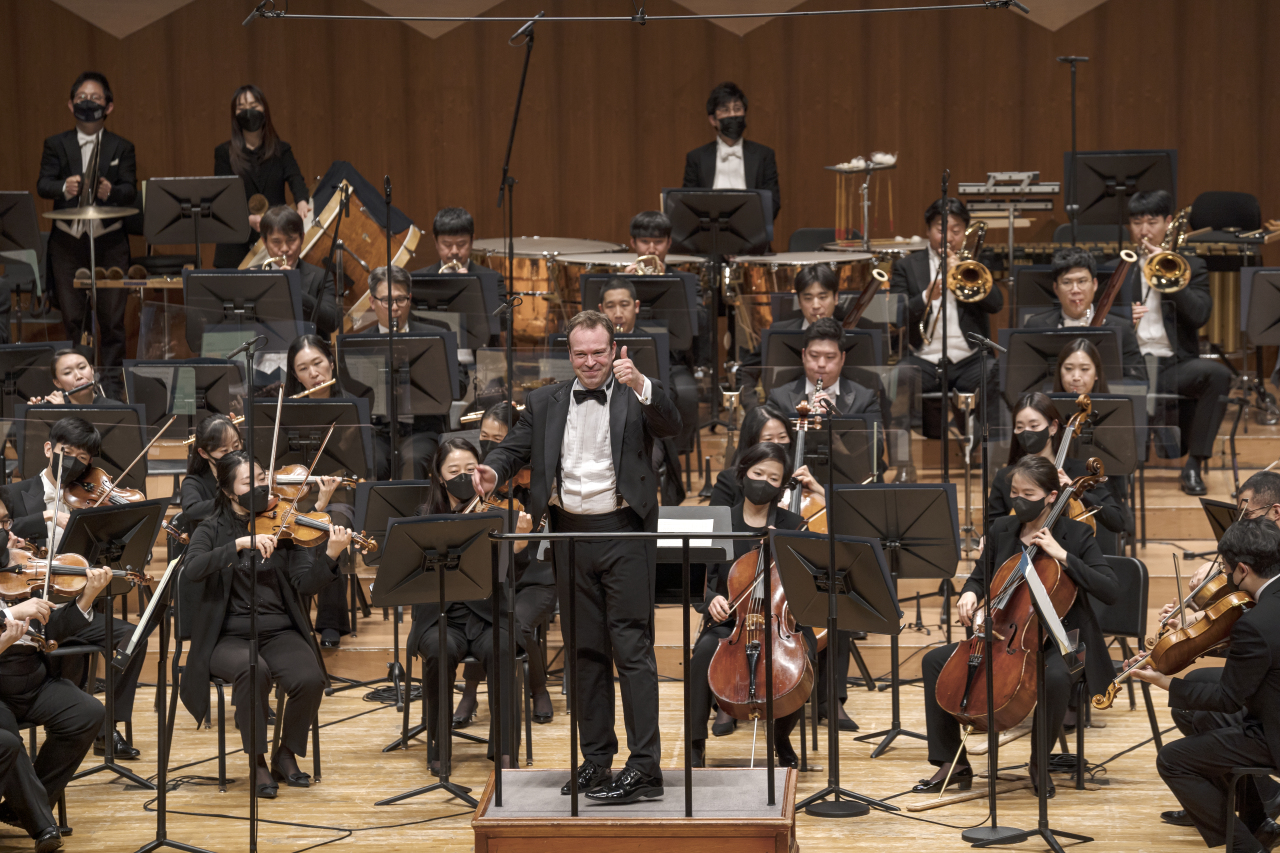 The Korean National Symphony Orchestra led by conductor David Reiland performs during a concert on Jan. 23. (KNSO)