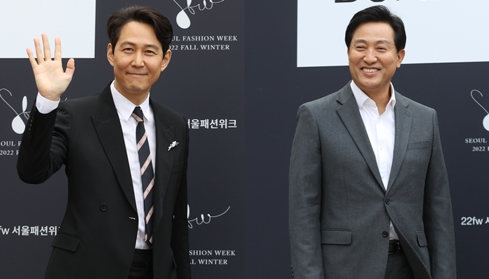 Actor Lee Jung-jae (left) and Seoul Mayor Oh Se-hoon pose for photos at Seoul Fashion Week held at the Seoul Museum of Craft Art in central Seoul on Friday. (Yonhap)