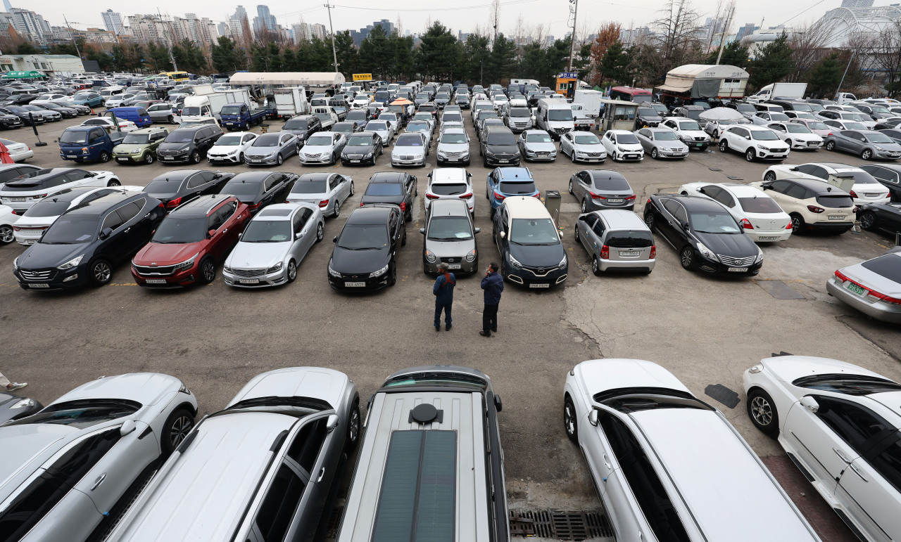 Used cars are parked at a lot in Seoul. (Yonhap) 