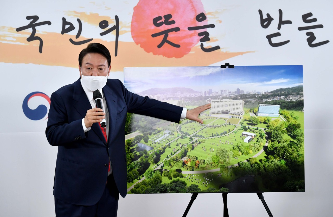 President-elect Yoon Suk-yeol gives a press conference on the relocation of Cheong Wa Dae at his transition team’s headquarters in Jongno-gu, central Seoul, on Sunday. (Yonhap)