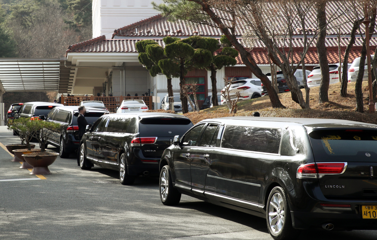 Hearses line up outside a crematorium in Gwangju on March 16. (Yonhap)