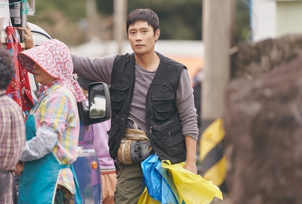 Lee Byung-hun stars as a Jeju-born salesman in “Our Blues.” (tvN)