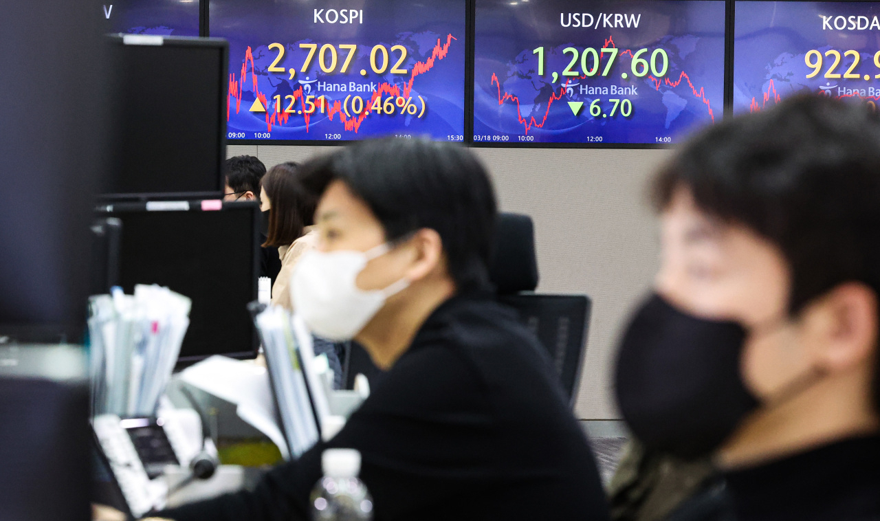 An electronic board showing the Korea Composite Stock Price Index (Kospi) at a dealing room of the Hana Bank headquarters in Seoul on Monday. (Yonhap)