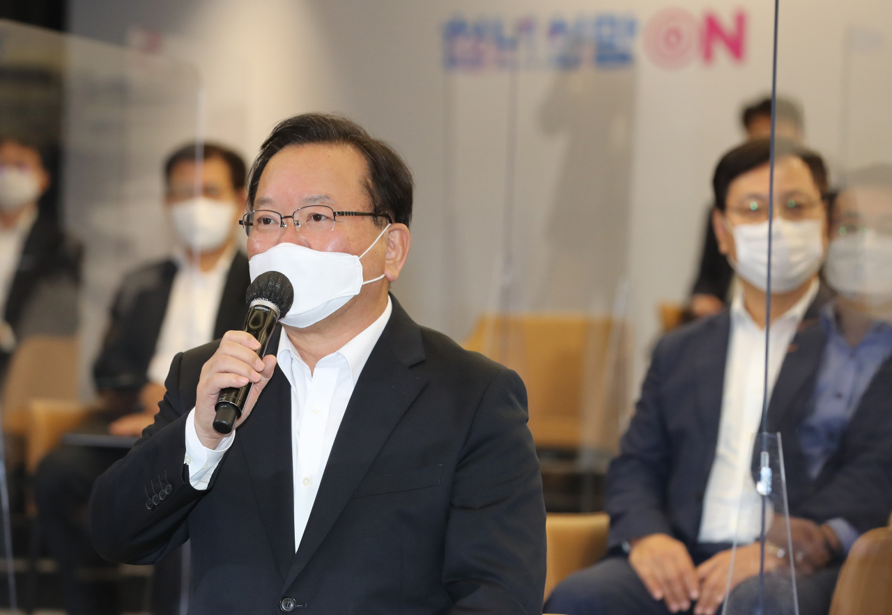 This file photo, taken Oct. 25, 2021, shows Prime Minister Kim Boo-kyum speaking at a youth job event at SK hynix headquarters in Icheon, south of Seoul. (Yonhap)