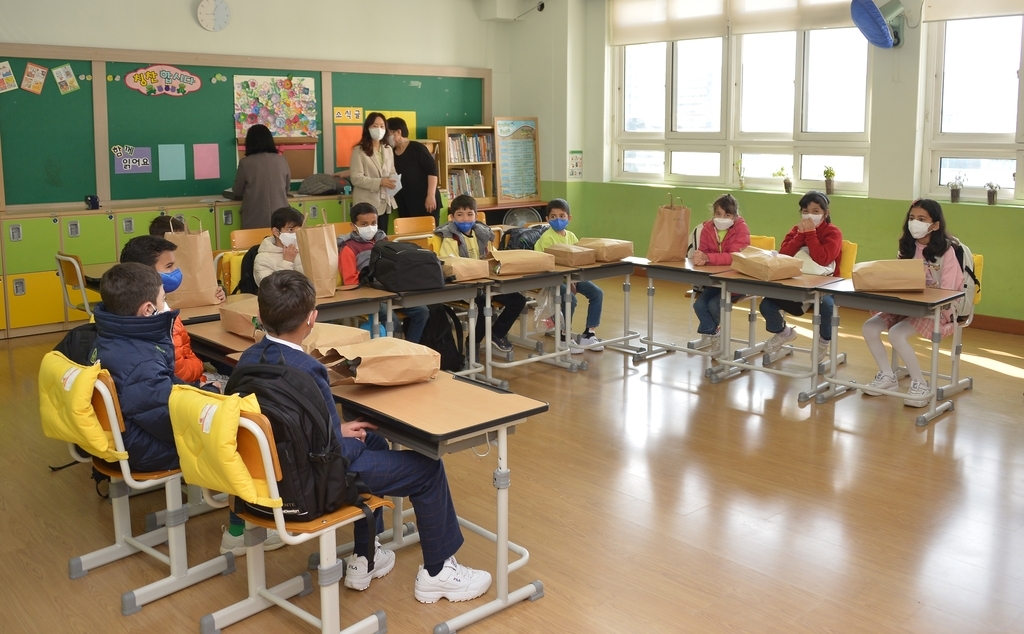 Afghan students sit in a Korean language and culture class at Seoboo Elementary School in Dong-gu, Ulsan, on Monday. (Yonhap)