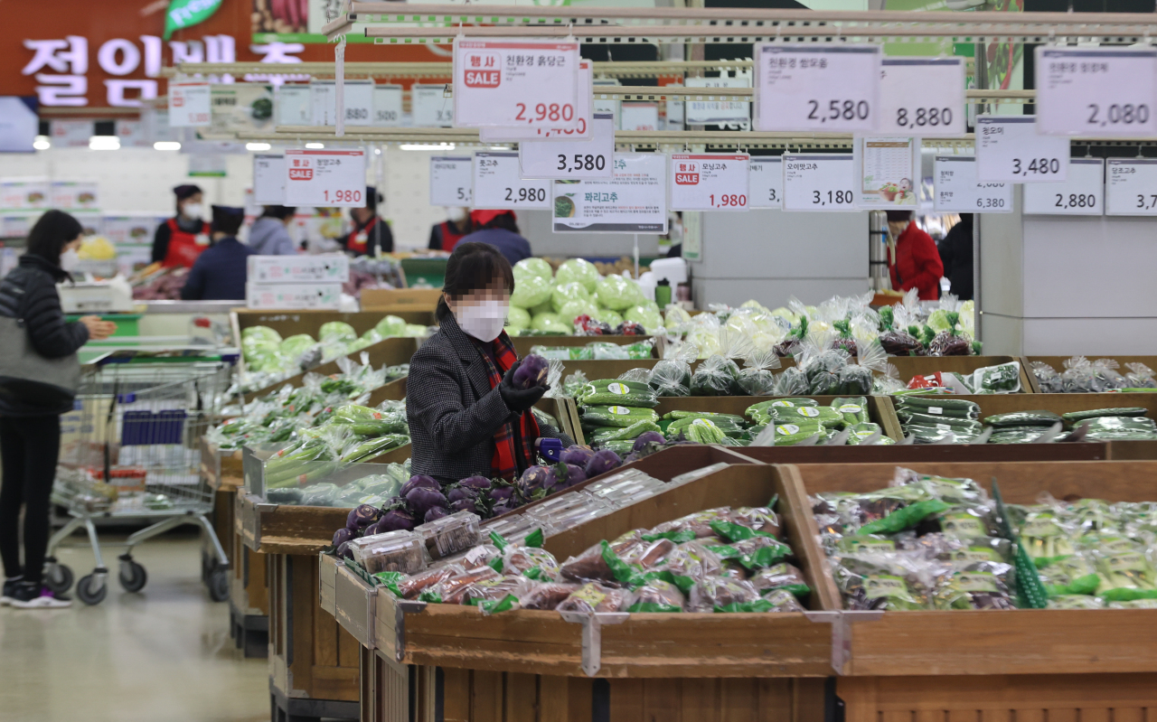 A supermarket in Seoul on March 4, 2021. (Yonhap)
