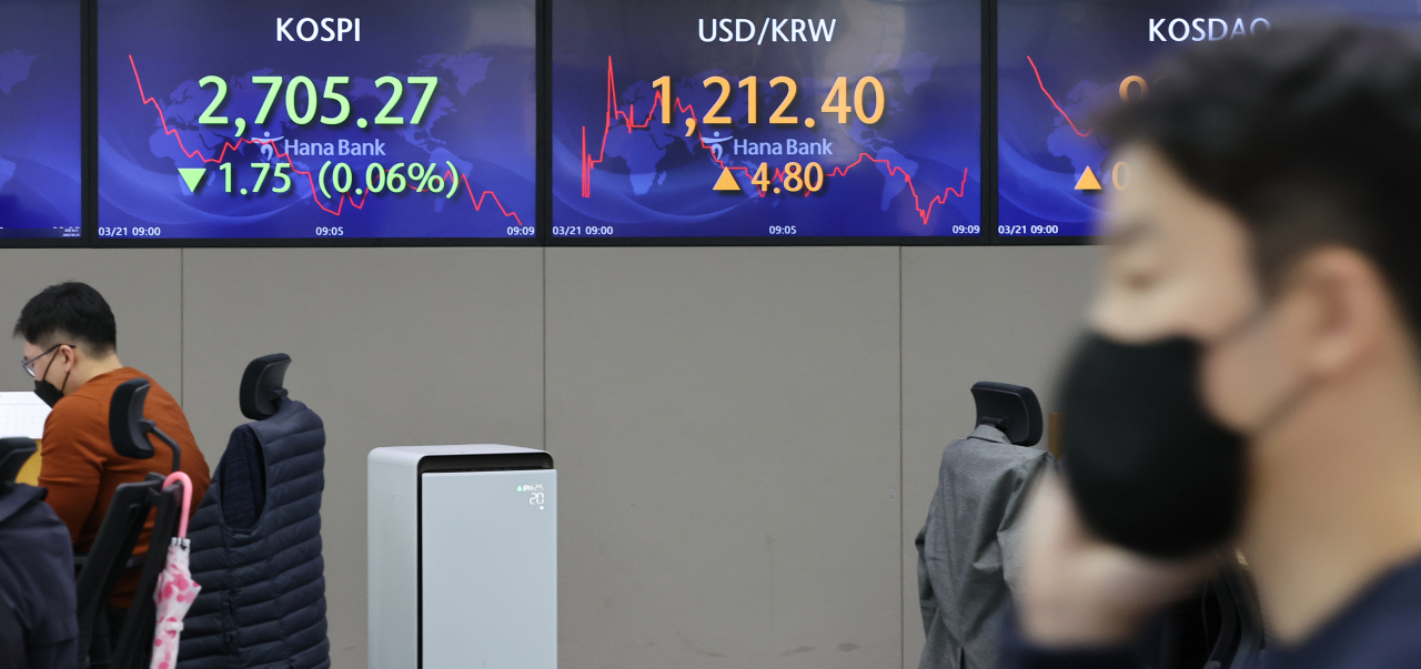 An electronic board showing the Korea Composite Stock Price Index (Kospi) at a dealing room of the Hana Bank headquarters in Seoul on Monday. (Yonhap)