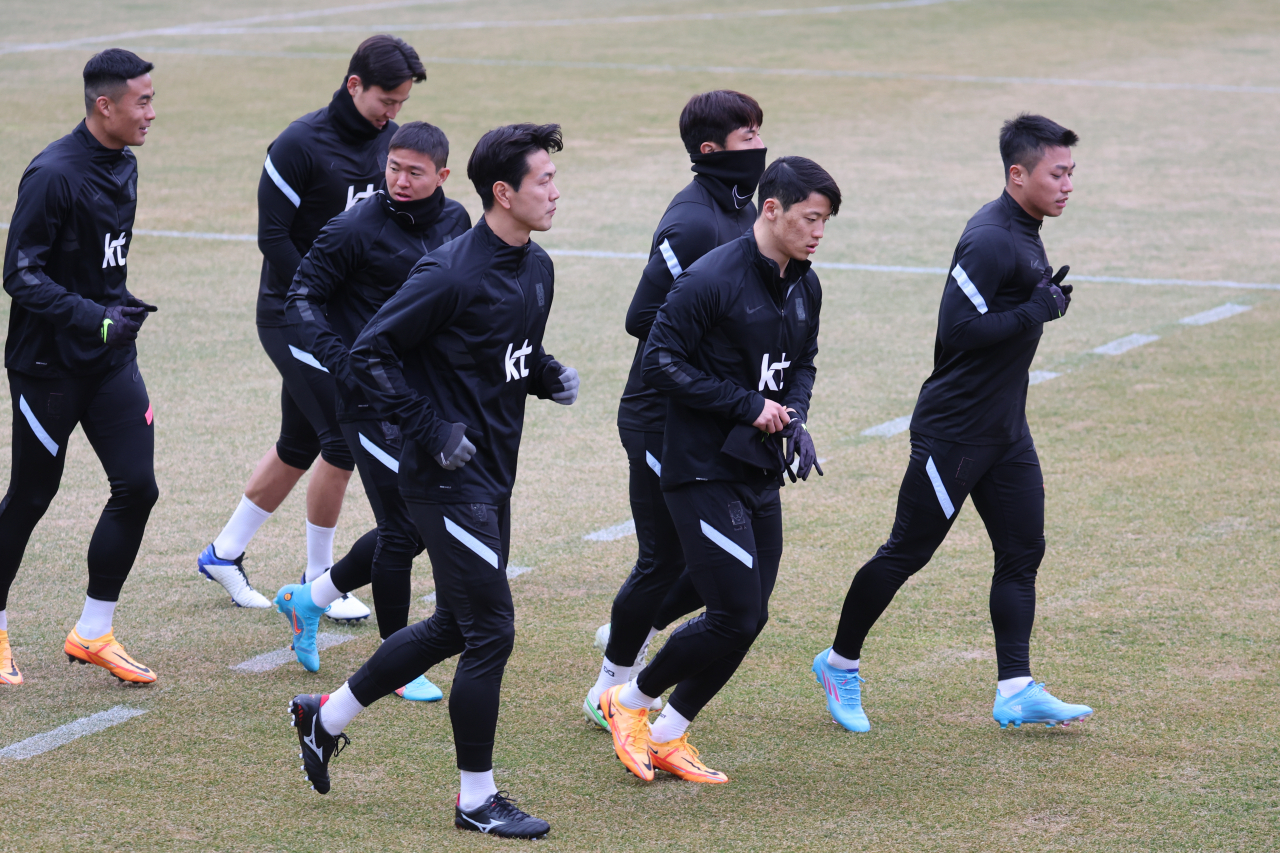 Members of the South Korean men's national football team train at the National Football Center in Paju, Gyeonggi Province, on Monday, in preparation for World Cup qualifying matches against Iran and the United Arab Emirates. (Yonhap)