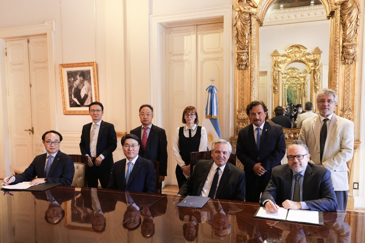 Representatives of Posco and Argentinian government, including Posco Group Chairman and CEO Choi Jeong-woo (front row, second from left) and president of Argentina Alberto Fernandez (front row, third from left) pose for a photo during Choi‘s visit to Buenos Dias, Argentina, Monday. (Posco)