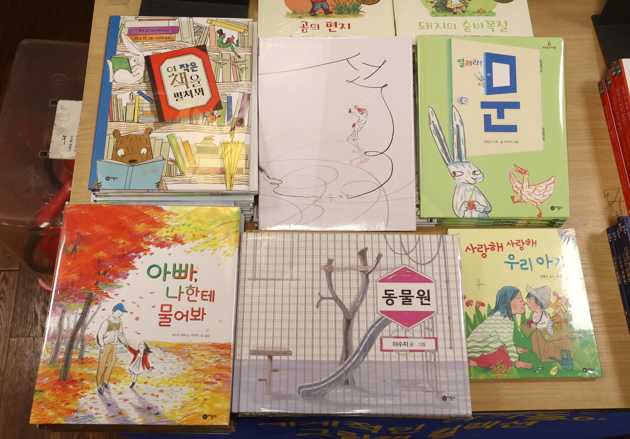Children`s books written or illustrated by Suzy Lee are on display at Kyobo Book Center in Gwanghwamun, central Seoul, on Tuesday. Lee has been named the 2022 winner of the illustration section of Hans Christian Andersen Award. (Yonhap)
